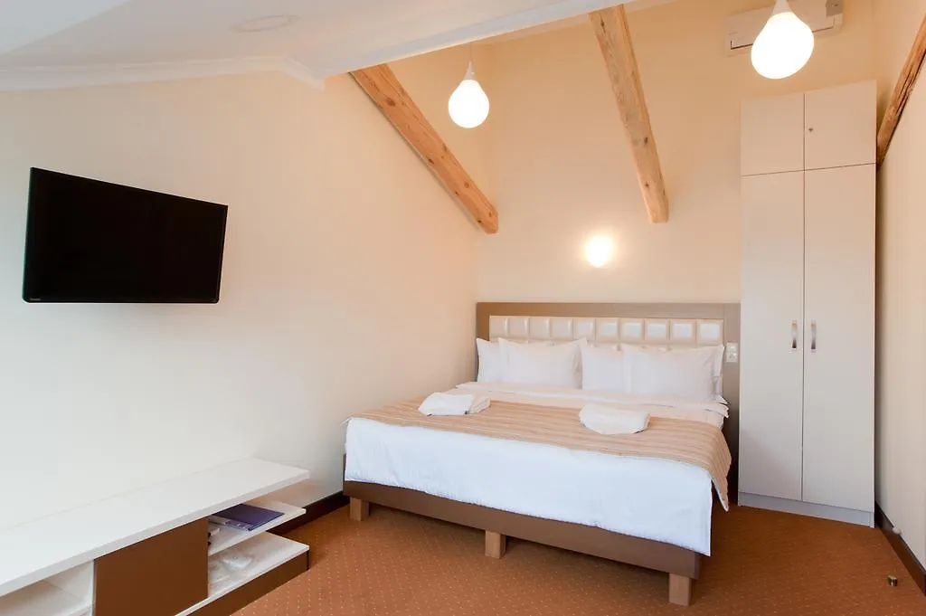Hotel 7 Sky On Yevhena Konovaltsia Kyjev